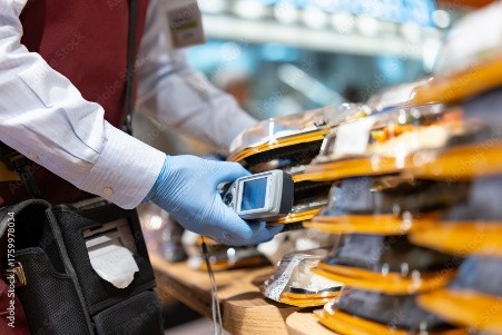 ハンディーターミナルで荷物チェック